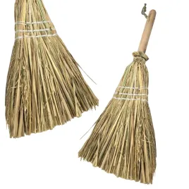 mala-slomiana-miotla-naturalna-dekoracja-boho-bialy-dodatek-szczotka-49cm