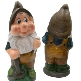 skrzat-ogrodowy-z-brazowa-czapka-dekoracja-ogrodowa