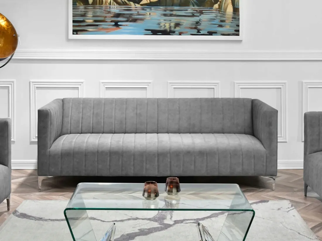 elegancka-sofa-do-pokoju-codziennego-roni-szara-na-nogach-chrom