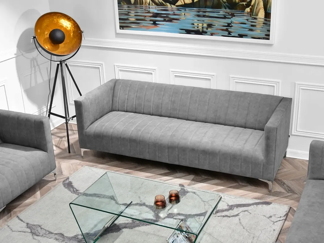 elegancka-sofa-do-pokoju-codziennego-roni-szara-na-nogach-chrom-stan-nowy