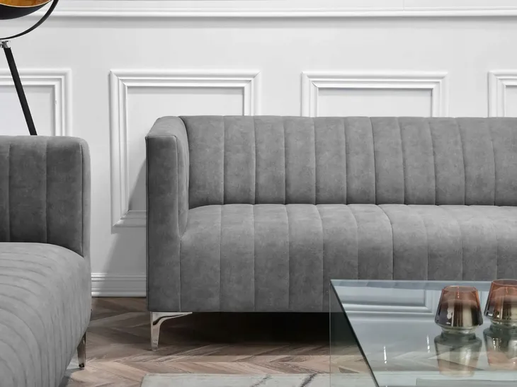 elegancka-sofa-do-pokoju-codziennego-roni-szara-na-nogach-chrom-wielkosc-trzyosobowa