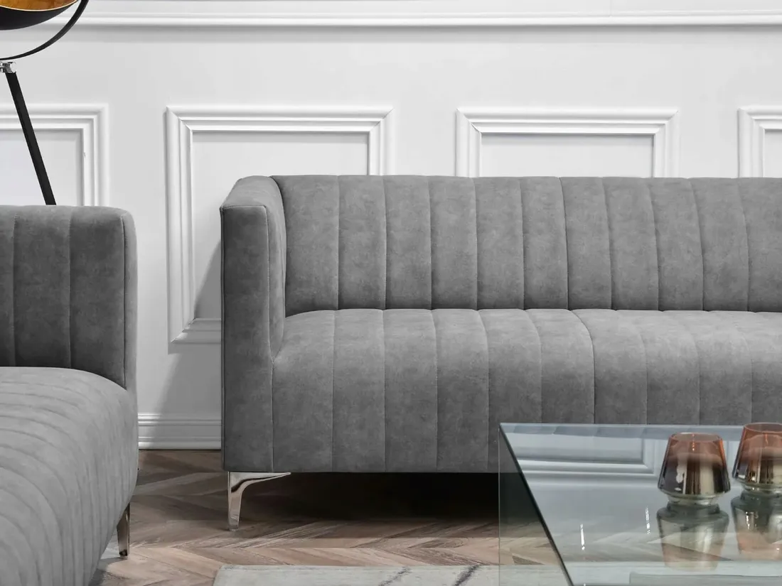 elegancka-sofa-do-pokoju-codziennego-roni-szara-na-nogach-chrom