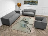 elegancka-sofa-do-pokoju-codziennego-roni-szara-na-nogach-chrom-glebokosc-mebla-84-cm
