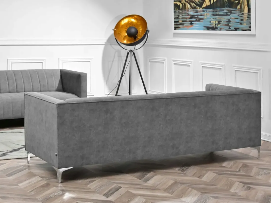 elegancka-sofa-do-pokoju-codziennego-roni-szara-na-nogach-chrom-stan-nowy