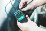 miernik-grubosci-lakieru-tester-prodigtech-gl-3suv-informacje-dodatkowe-automatyczne-wylaczanie-podswietlany-wyswietlacz-zalaczony-pokrowiec
