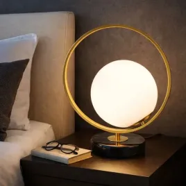 zlota-lampa-bella-z-marmurowa-podstawa-w-stylu-glamour
