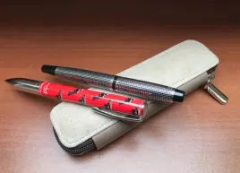 etui-na-dwa-piora-jasno-popielate-skora-welur-lamato-polskie