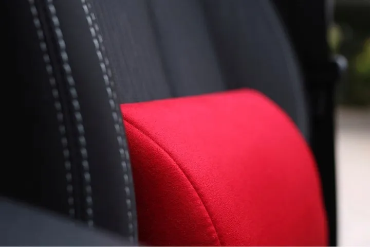 poduszka-ledzwiowa-pod-plecy-do-samochodu-memory