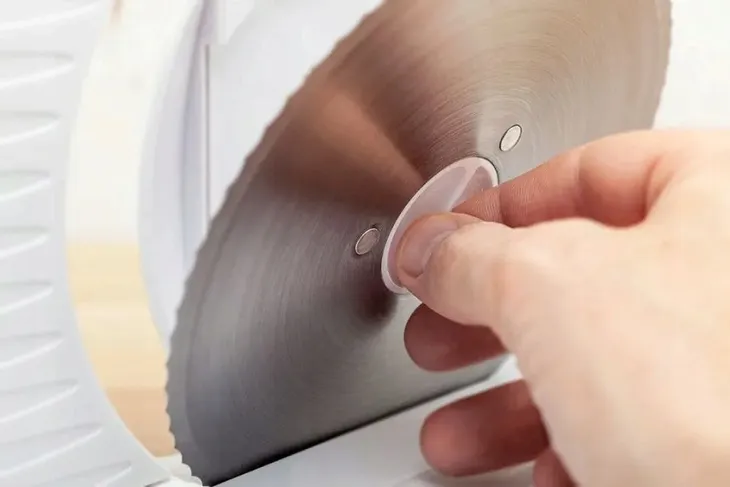 krajalnica-elektryczna-do-chleba-eldom-kr100-kolor-dominujacy-bialy