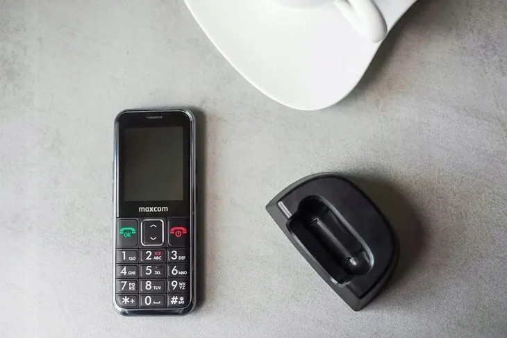 telefon-maxcom-comfort-mm730-32-mb-czarny-pamiec-ram-32-mb