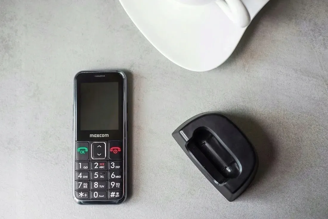 telefon-maxcom-comfort-mm730-32-mb-czarny