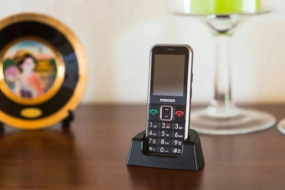 telefon-maxcom-comfort-mm730-32-mb-czarny