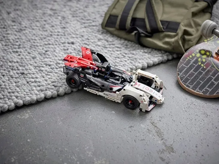 lego-technic-formula-e-porsche-99x-electric-42137-stan-nowy-wiek-dziecka-brak-informacji
