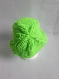 piekny-jasno-zielony-beret-czapka-rekodzielo