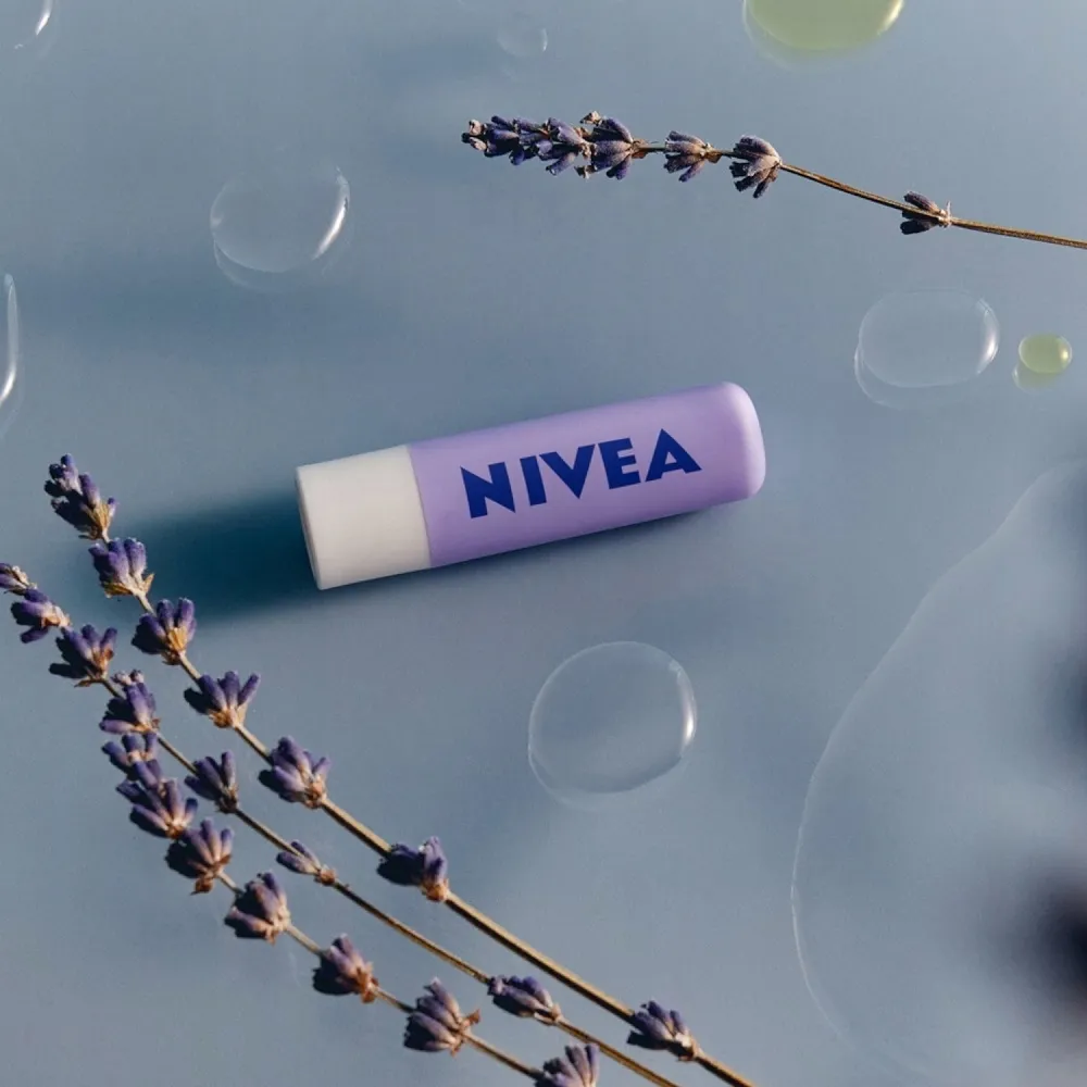 nivea-overnight-care-pielegnujaca-pomadka-do-ust