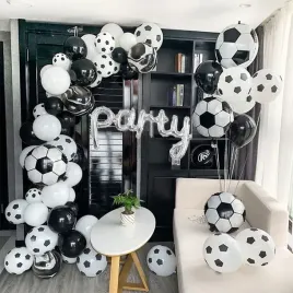 zestaw-dekoracji-balonow-urodzinowych-dla-chlopca-pilka-nozna-65-szt