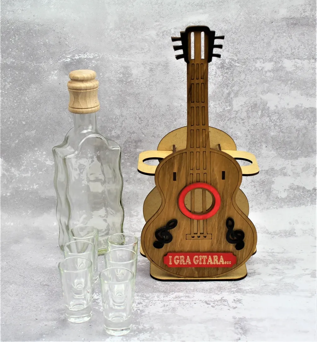 gitara-karafka05-l-z-kieliszkami-do-wodki-6-szt-zawieszka-gratis-stan-nowy