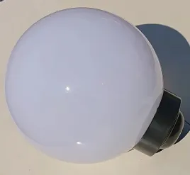 duza-kula-ogrodowa-led-biala-20-cm-solarna-lampa-biala-kula-zimna