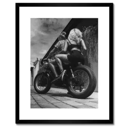 plakaty-w-ramie-40x50-zakochana-para-na-motorze