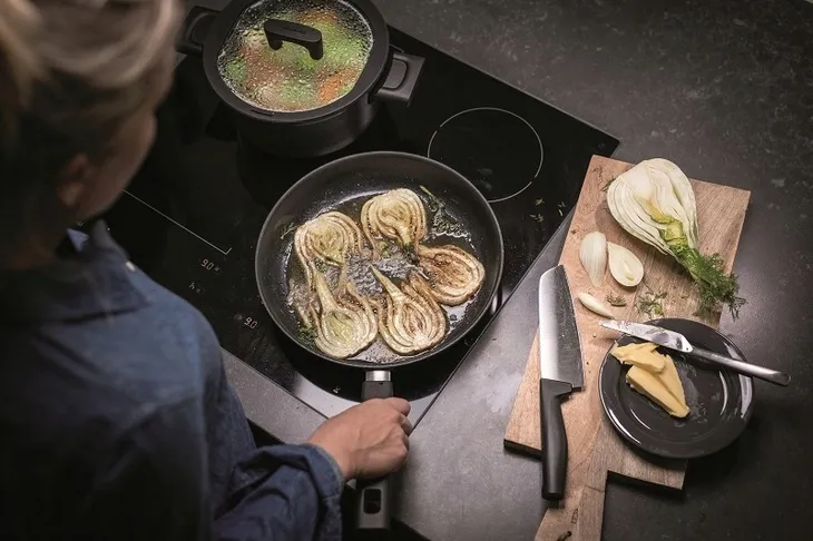 noz-typ-santoku-hard-edge-s-marka-fiskars