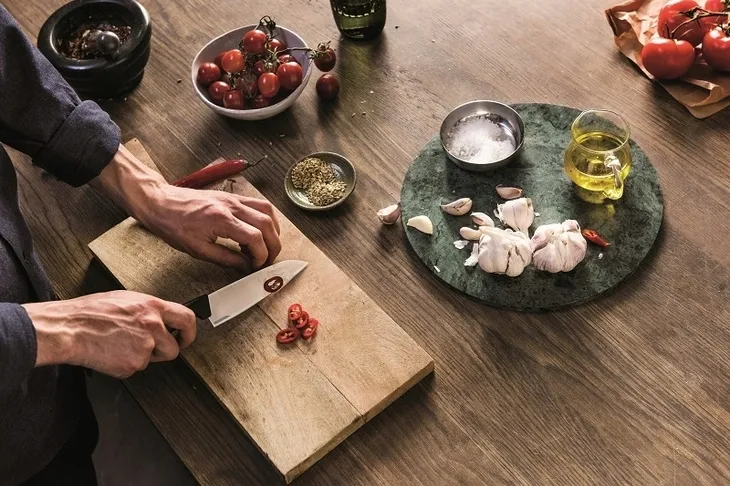 noz-szefa-kuchni-hard-edge-maly-marka-fiskars