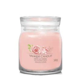 srednia-swieca-signature-fresh-cut-roses-yankee-candle
