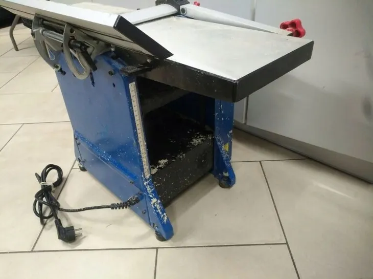 grubiarko-wyrowniarka-1400w-210mm-zasilanie-sieciowe
