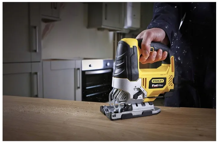 wyrzynarka-710w-napiecie-zasilania-230-v