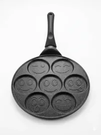 patelnia-granitowa-do-racuchow-z-7-wzorami-buziek-nieprzywierajaca-26-cm