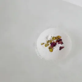 kula-do-kapieli-raw-rose-and-chamomile-bomb-cosmetics
