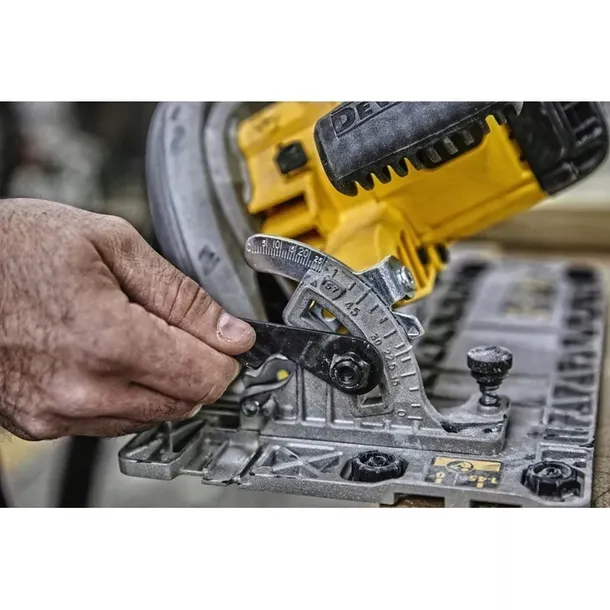 dewalt-pilarka-dwe576k-3lata-total-service-marka-dewalt