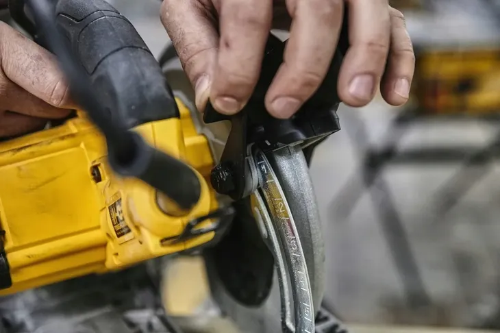 dewalt-pilarka-dwe576k-3lata-total-service-waga-z-opakowaniem-3-kg