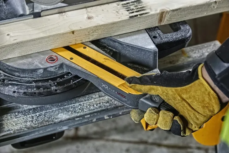 dewalt-pilarka-ukosnica-flexvolt-54v-dcs777t2-stan-nowy-srednica-tarczy-216-mm