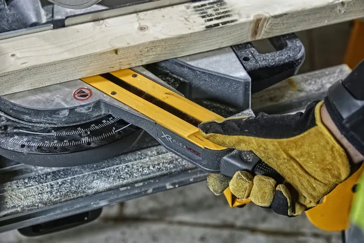 dewalt-pilarka-ukosnica-flexvolt-54v-dcs777t2-marka-dewalt-stan-nowy
