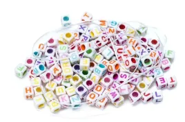 koraliki-literki-kolorowe-biala-kostka-20g-sznurek