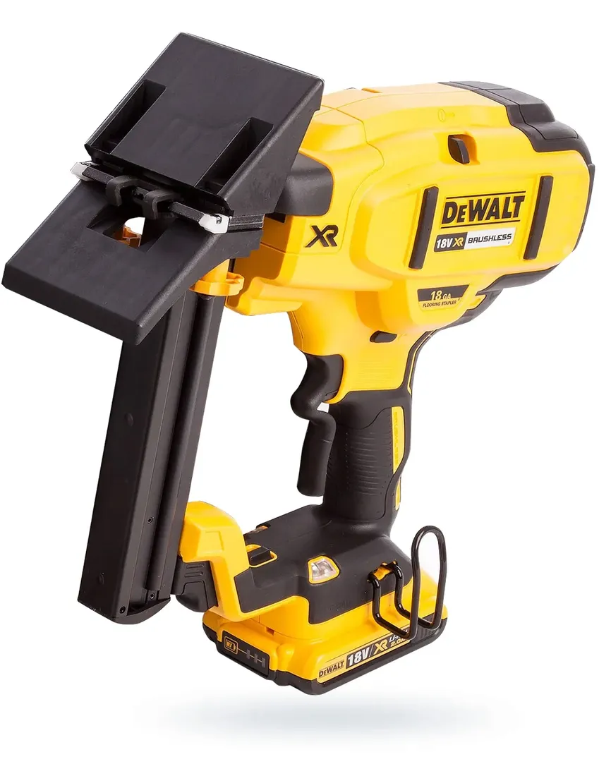 gwozdziarka-do-podlog-18v-2x2ah-dewalt-dcn682d2