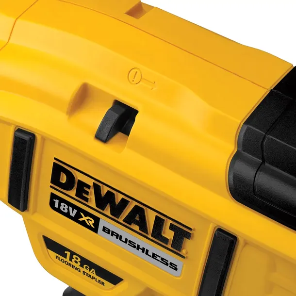 gwozdziarka-do-podlog-18v-2x2ah-dewalt-dcn682d2-stan-nowy-napiecie-v-18-v