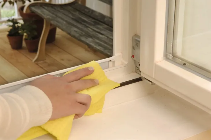 uszczelka-samoprzylepna-do-okien-pcv-tesa-e-100m-kolor-biala