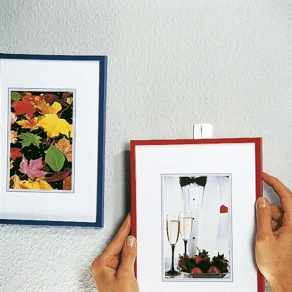 tesa-haczyki-wieszaki-samoprzylepne-do-1kg-na-obrazy-ramki-biale-2szt