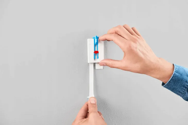 gwozdz-samoprzylepny-do-obrazow-plotna-tesa-2x2kg-marka-tesa