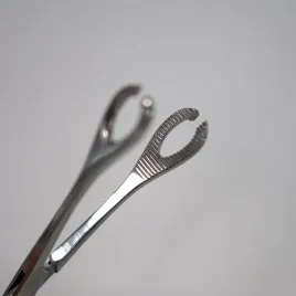 szczypce-do-piercingu-okragle-duze-otwarte
