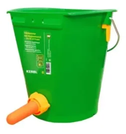 wiadro-do-pojenia-cielat-z-zaworem-i-smoczkiem-lateksowym-zielony-8-l-kerbl