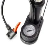 nozna-mini-pompka-do-roweru-z-manometrem-waga-300-g