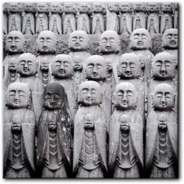 figury-modlacych-sie-mnichow-w-swiatyni-kamakura-japonia-90x90-cm