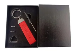 toyota-brelok-breloczek-skora-alcantara-czerwony-pudelko