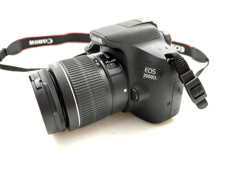 lustrzanka-canon-eos-2000d-korpus-obiektyw-stabilizacja-optyczna-obiektywu
