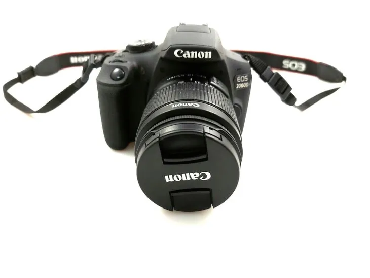 lustrzanka-canon-eos-2000d-korpus-obiektyw-lampa-blyskowa-wbudowana