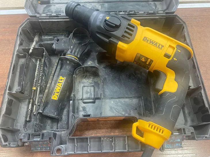 dewalt-mlotowiertarka-sds-plus-800-w-d25133k-zasilanie-sieciowe
