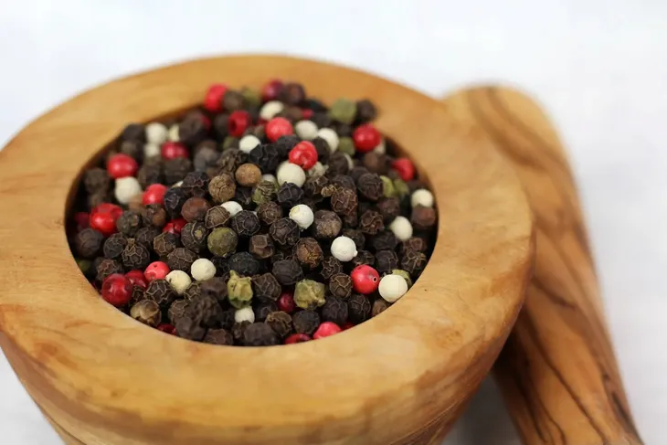 pieprz-kolorowy-ziarnisty-30g-or-sindibad-spices-cechy-dodatkowe-weganskie-wegetarianskie
