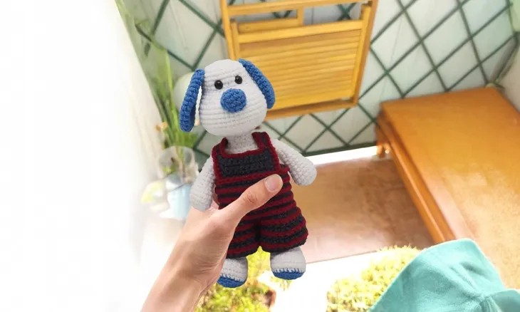 lalka-zabawka-maskotka-pies-w-spodniach-handmade-z-wloczki-szydelkowa-marka-hand-made